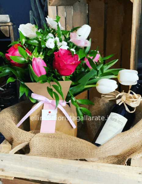 casseta in legno con bouquet floreale misto piu' bottiglia di vino argentino .