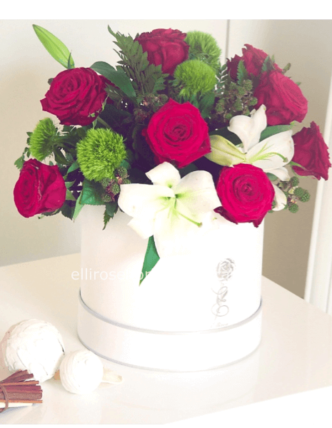 Box bianca con 12 rose rosse red naomi e viburno.
