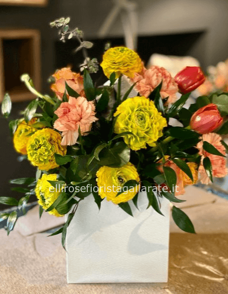 Box floreale nei toni caldi, rose e ranumcoli toni del giallo