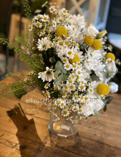 Bouquet campestre composto da camomilla, rose e craspedia.