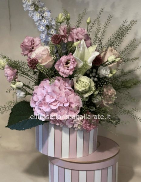 Flower's box sui toni del rosa , ortensie rose, peonie e anthurium.