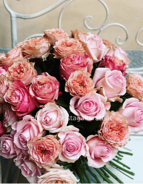 Mazzo di rose tonalita' dei rosa con diverse sfumature. 24 steli