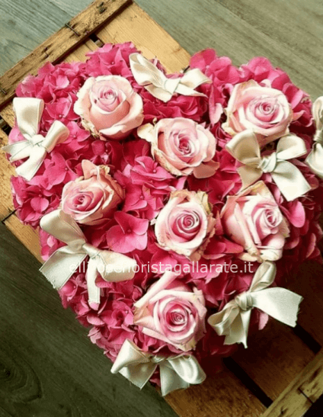 Cuore di rosa color rosa , gipsofila. Diametro cuore 40 cm
