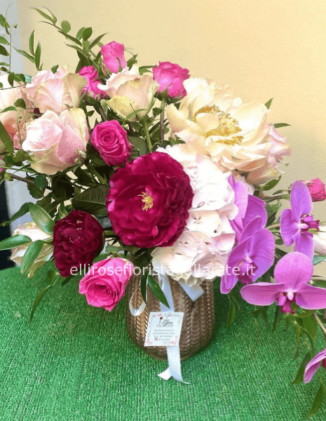 Composizione grande in vaso alto 30 cm, preparato con ortensia, peonia, rose e rami di orchidea