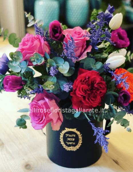 Flower's box grande alta 60 cm creata con rose, peonie e ortensia sui toni del rosa e del fucsia .