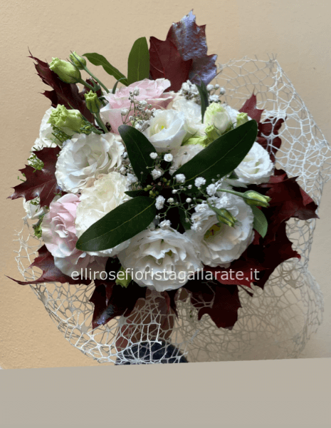 Bouquet compatto , rotondo, diametro 40 cm con rose, peonie, gipsofile