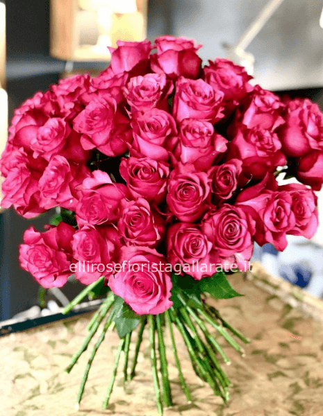 Bouquet 30 rose color fucsia qualita' extra lunghe 60 cm . l bouquet ha un diametro di 60 cm