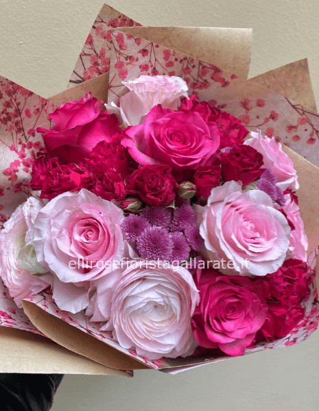 bouquet di rose di diversa natura e colore