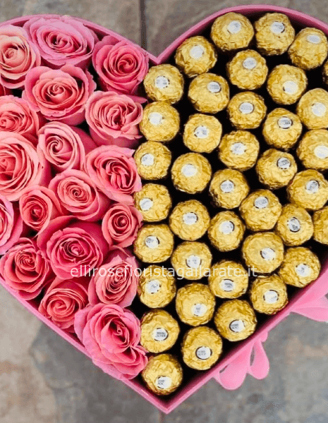 Box floreale con rose a bocciolo e aggiunta di cioccolatini ferrero.