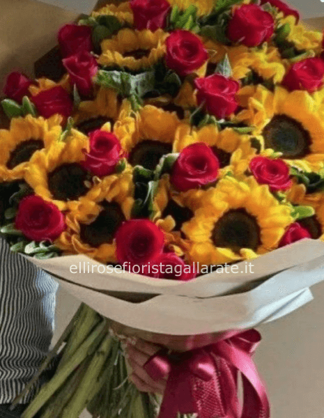 bouquet 12 girasoli qualita' extra con aggiunta di 12 rose rosse gambo lungo 60 cm piu' verdi .