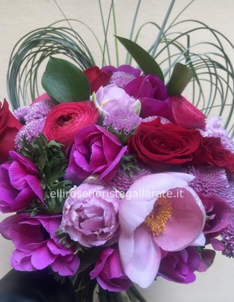 Bouquet medio floreale composto da rose rosse,peonie e ranuncoli, ideale per anniversari,lauree