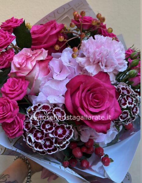 bouquet misto con fiori di stagione , ortensie rose garofani medio